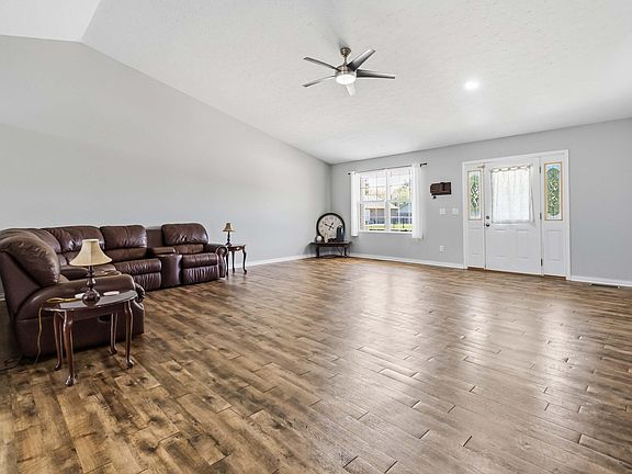 5th image of 135 Country Acres Dr
