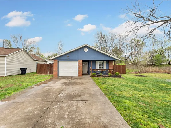 207 E Gum St, Rogers, AR 72756