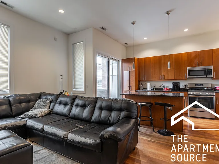 1354 W Augusta Blvd #201 — Photo 2