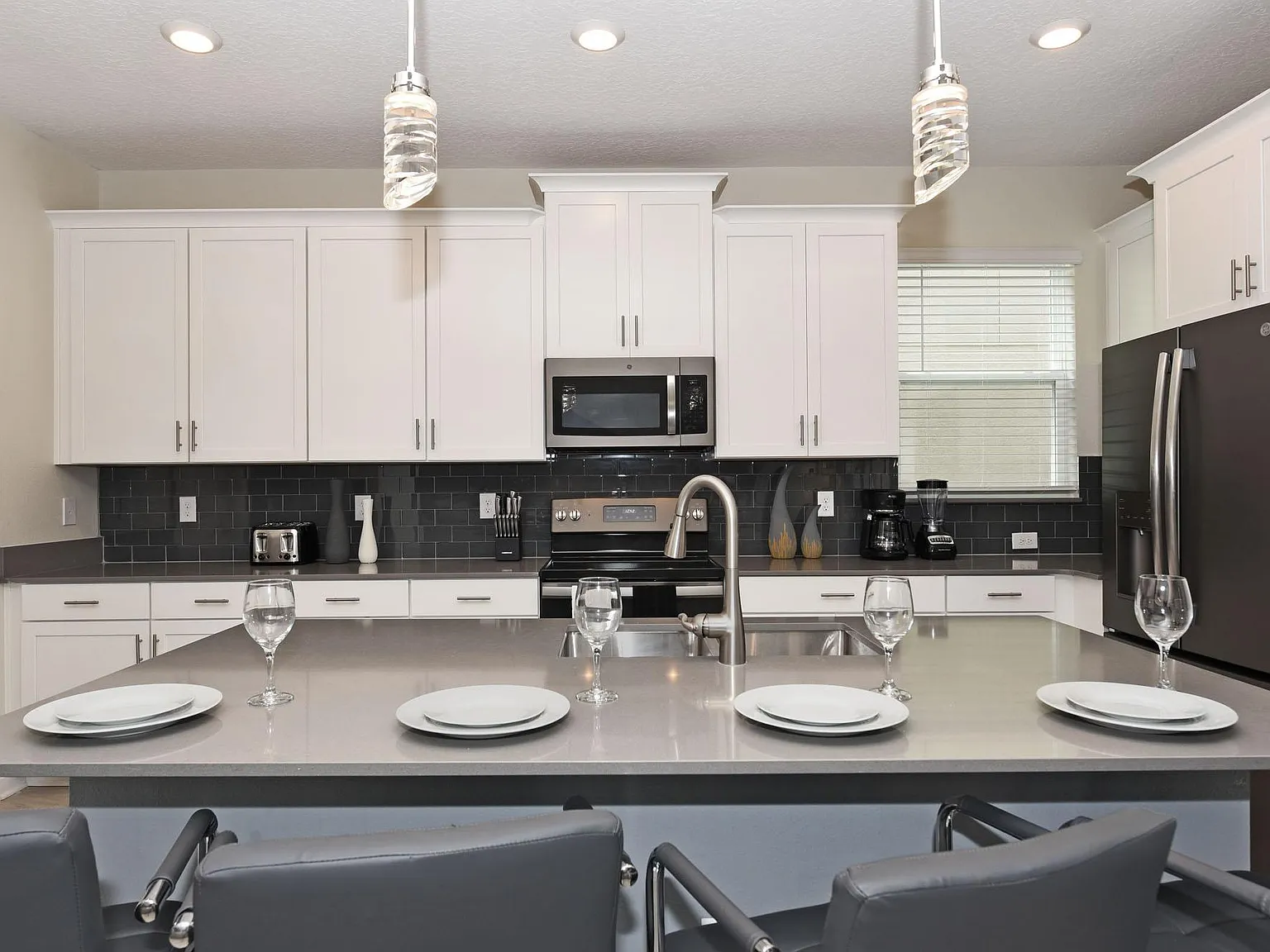 5 bed, 3014 sqft, $4,800 — Photo 3