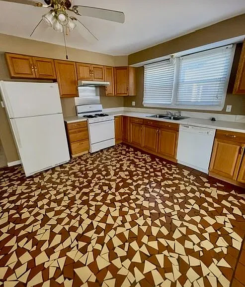 2329 Lyndell Dr — Photo 9