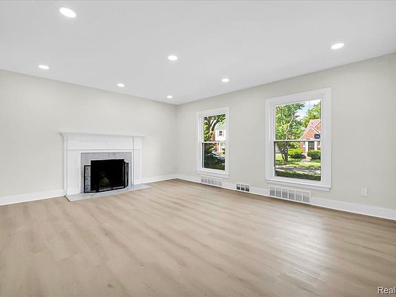 4th image of 16904 Pierson St