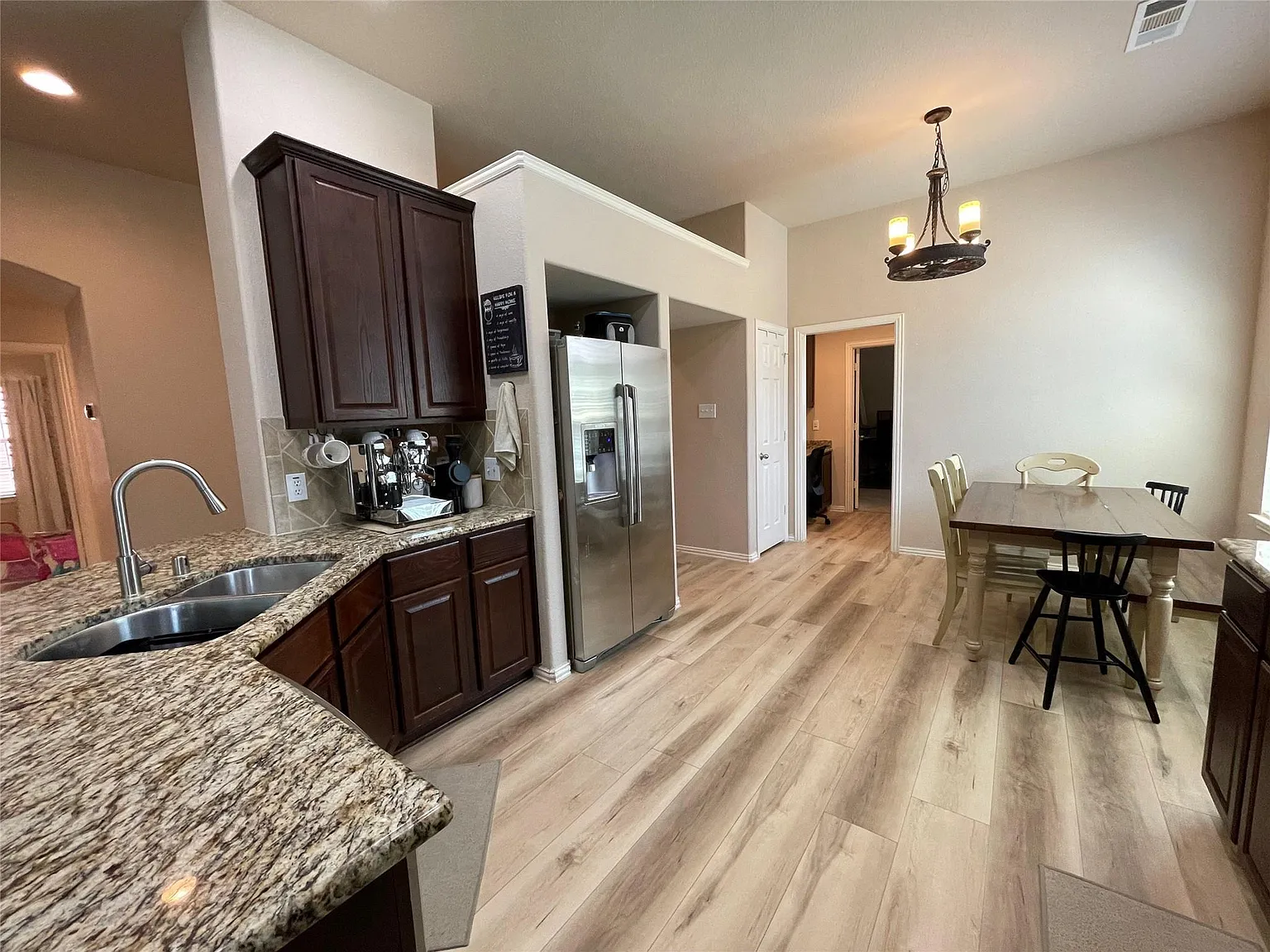 3 bed, 2216 sqft, $2,450 — Photo 3