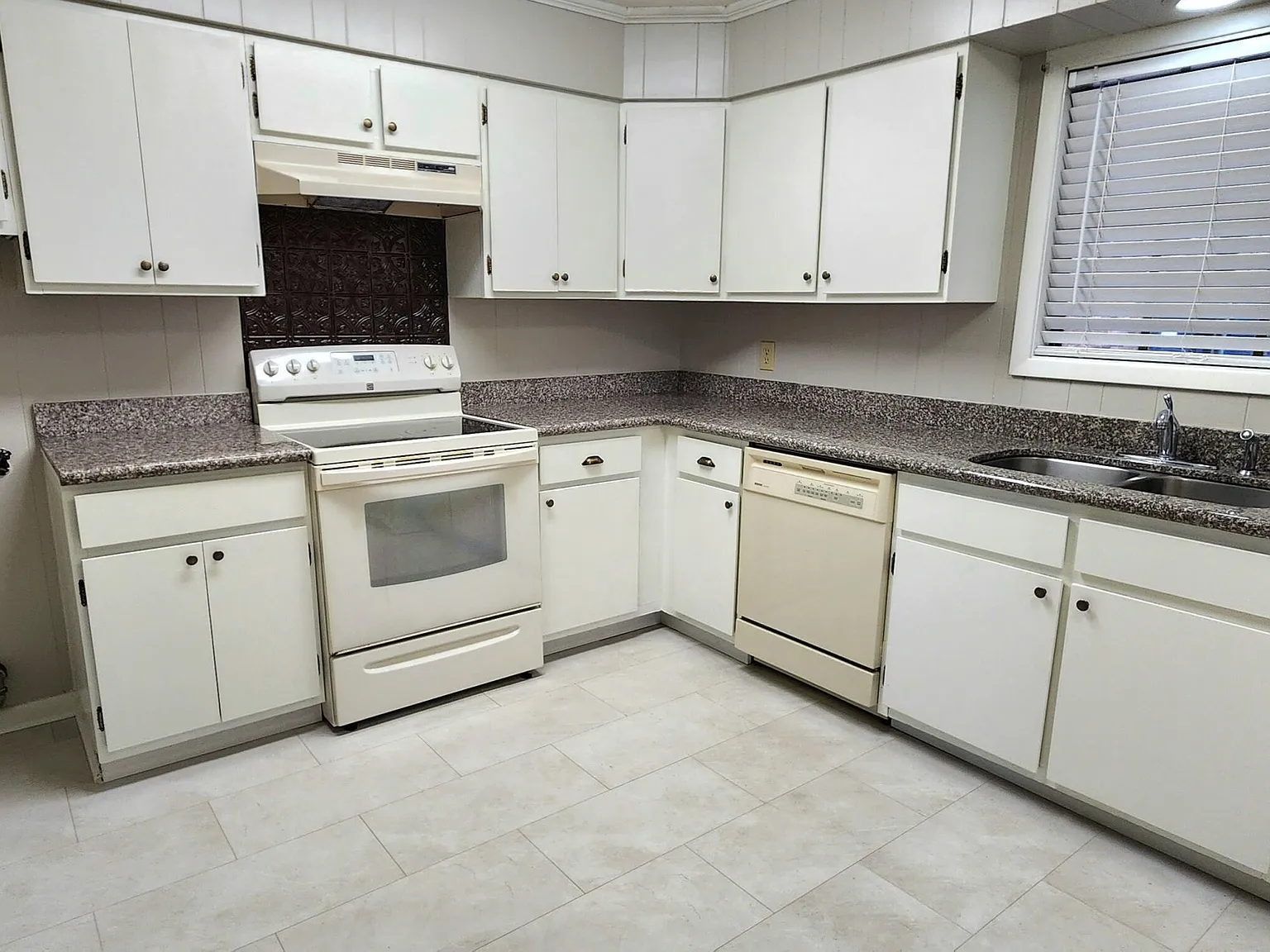 3 bed, 2.5 bath, 1600 sqft, $1,500 — Photo 3