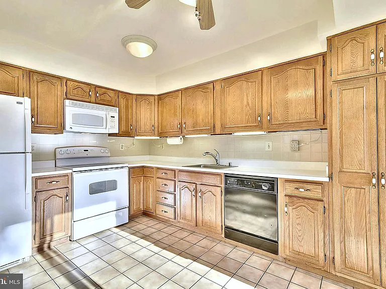 3023 Oakton Meadows Ct — Photo 8