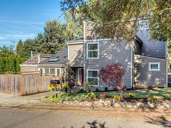 2nd image of 2865 SE Sherrett St