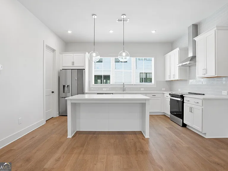 2597 Mackintosh — Photo 9