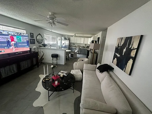 3 bed, 1200 sqft, $2,200 — Photo 3