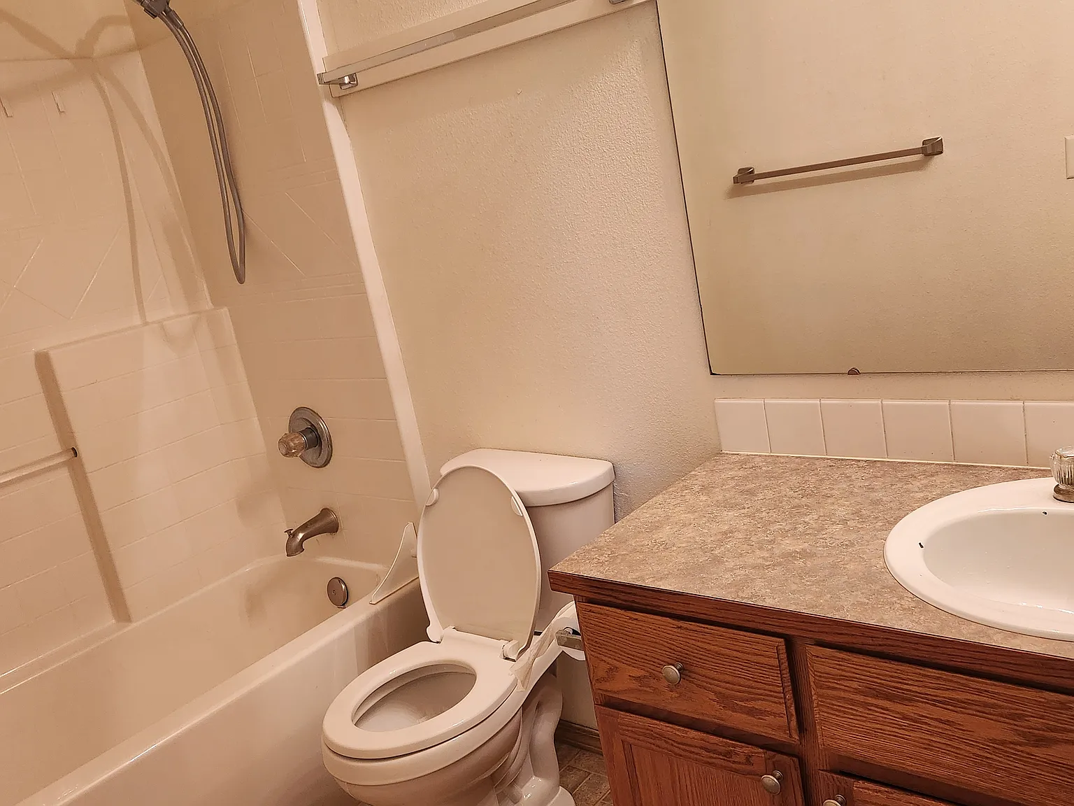 5 bed, 2382 sqft, $3,200 — Photo 3
