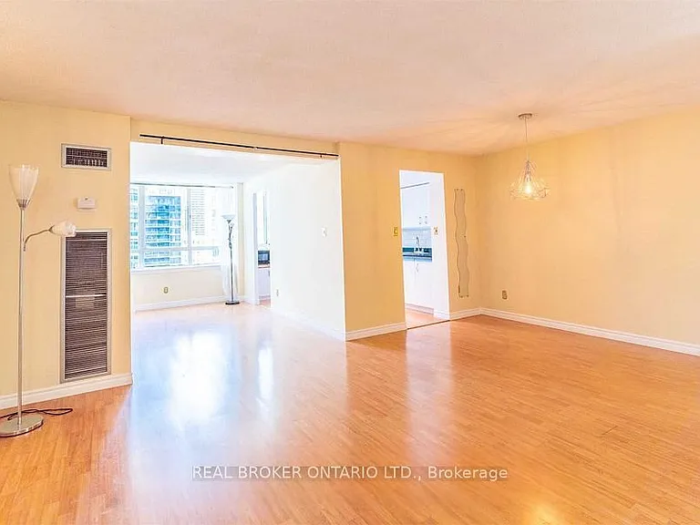 633 Bay St #2021 — Photo 4
