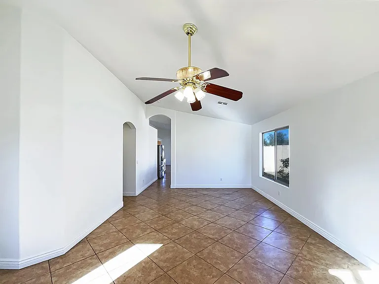 1708 E Francisco Dr — Photo 3