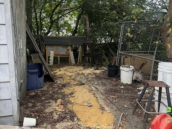 3rd image of 4519 Roundhill Rd