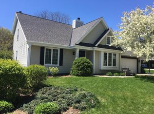 1961 Cliff Alex Ct N, Waukesha, WI 53189