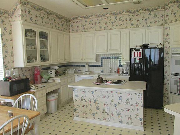 KITCHEN WITH ISLAND