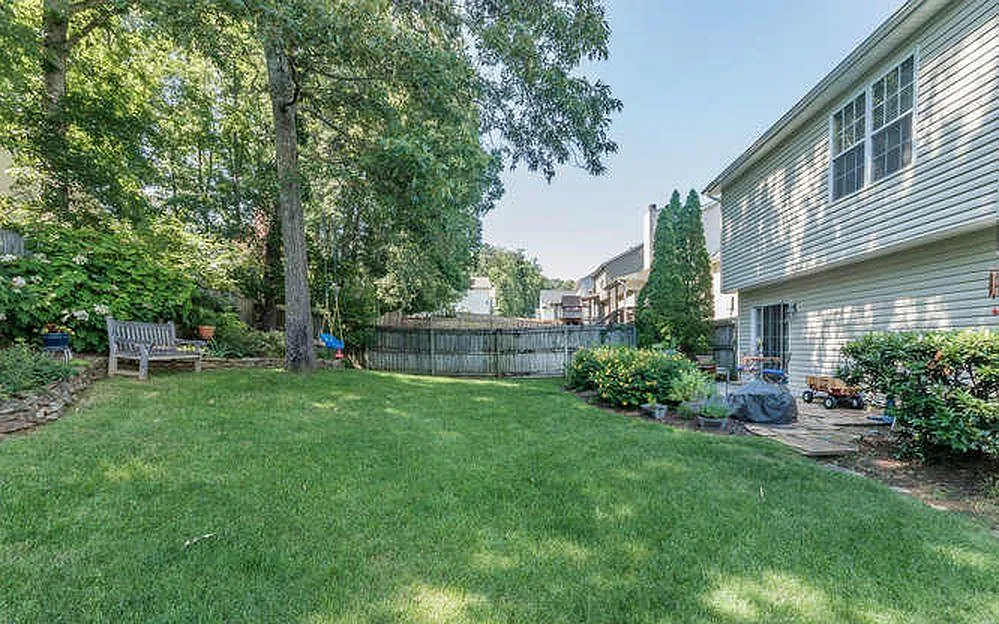 3 bed, 2.5 bath, 1700 sqft, $2,400 — Photo 3