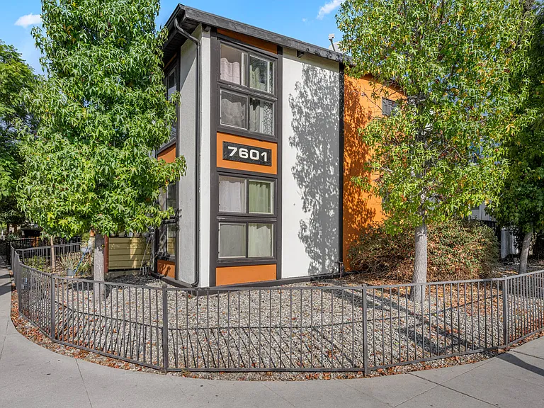 7559 Whitsett Ave — Photo 11