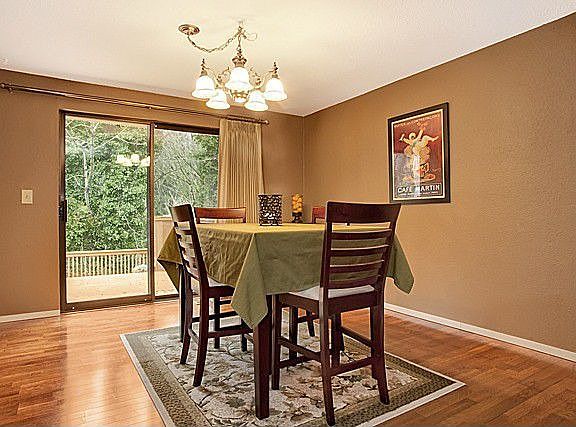 A friendly dinning room that invites you to meals.