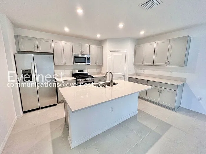 5 bed, 3.5 bath, 2574 sqft, $2,695 — Photo 4