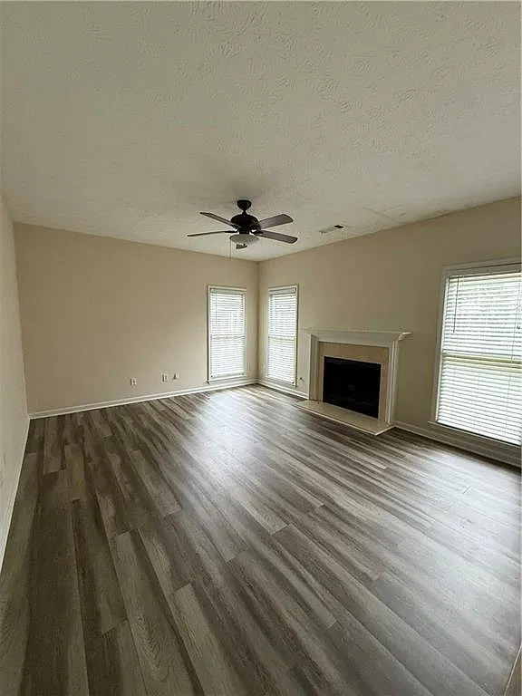 4 bed, 2.5 bath, 2324 sqft, $2,200 — Photo 4