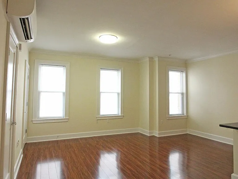1121 24th St NW #302 — Photo 3