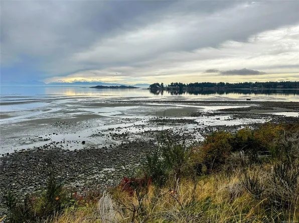 1175 Resort Dr #7, Parksville, BC V9P 2E3