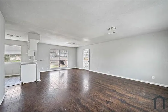 3 bed, 975 sqft, $1,500 — Photo 3