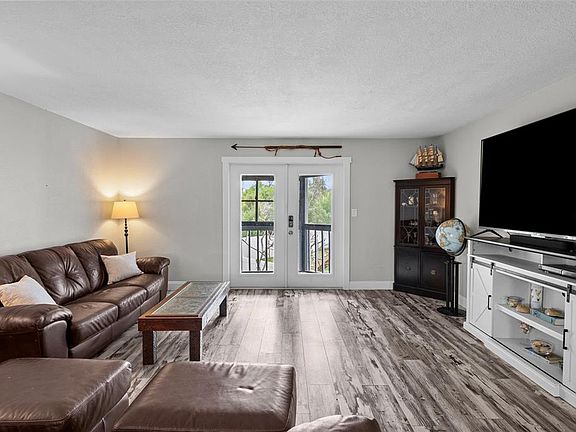 5th image of 619 2nd St APT 2