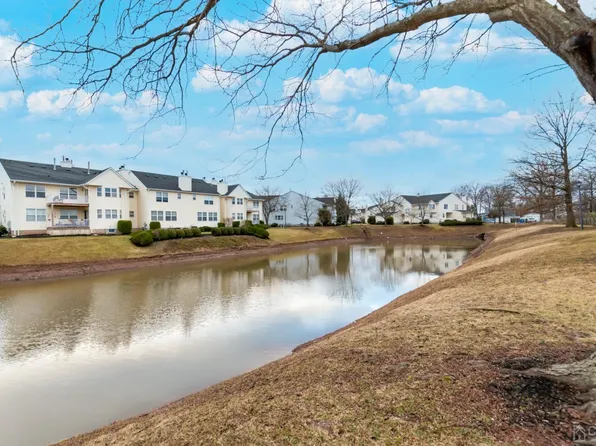 380 Keswick Dr, Piscataway, NJ 08854