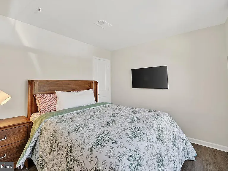 4 bed, 1956 sqft, $1,050 — Photo 2