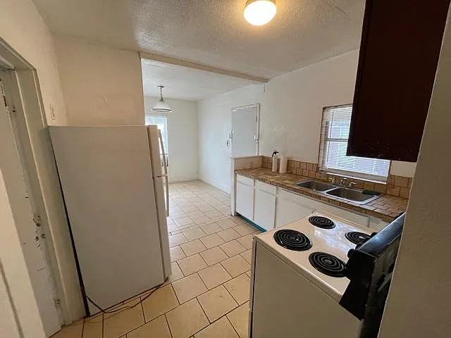 1921 Perez St #B — Photo 3