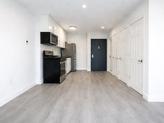 3rd image of 142 Huron St #4C
