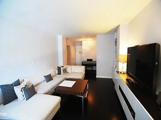 3rd image of 211 E 53rd St APT 9J