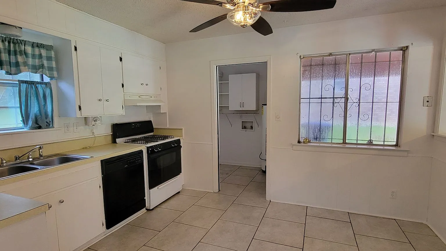 Gorgeous 3 bedroom/1.5 bath home! — Photo 3
