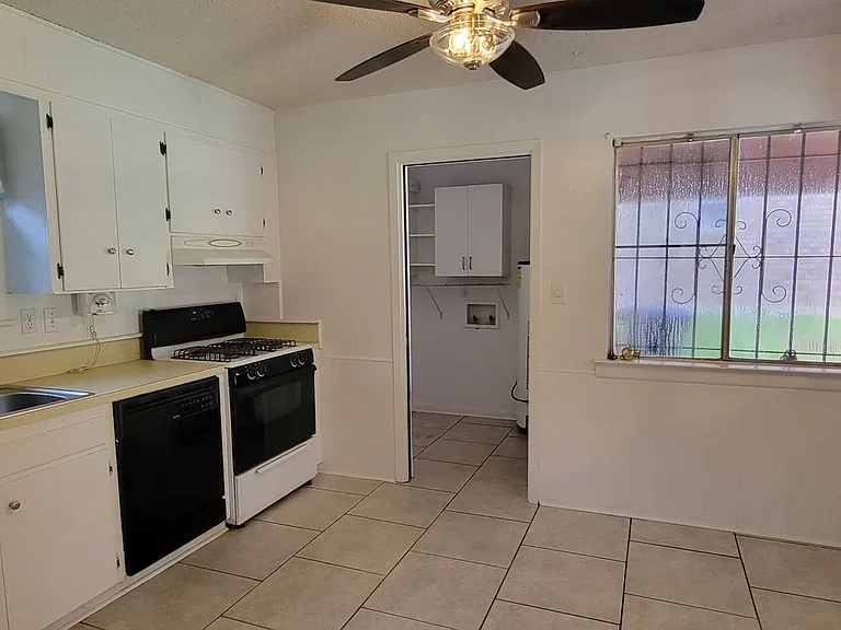 644 Kings Towne Pl — Photo 3