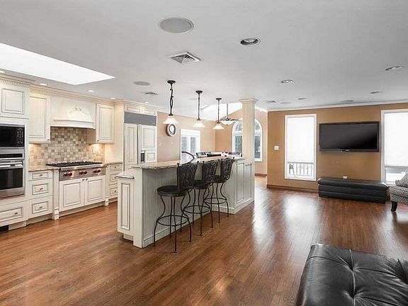 2nd image of 3018 Bond Dr