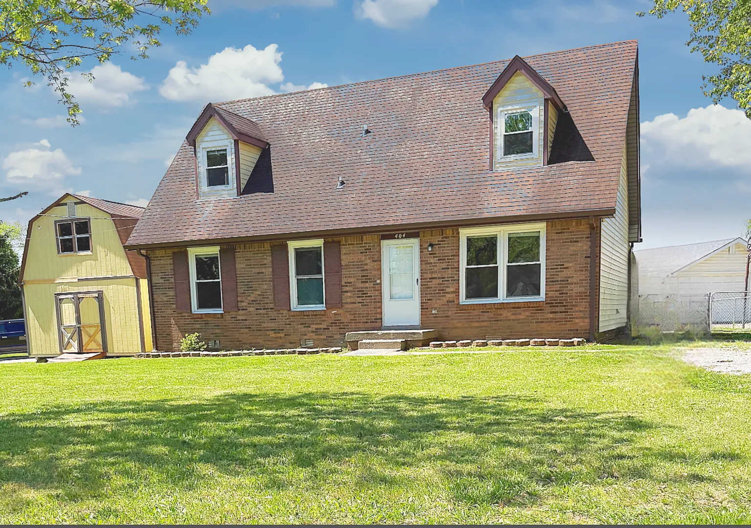 Just Reduced Charming 3 Bedroom Home In The Heart Of Clarksville - Now Available! — Photo 3