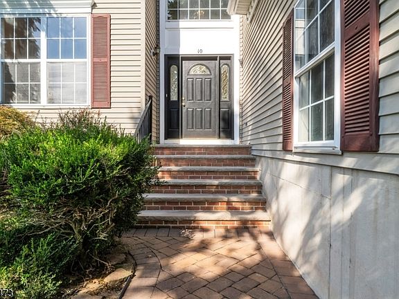 3rd image of 10 Sutton Ct
