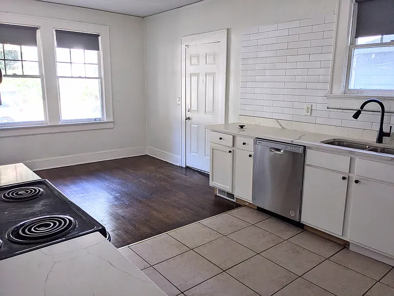 1424 Hartford Ave SW — Photo 11