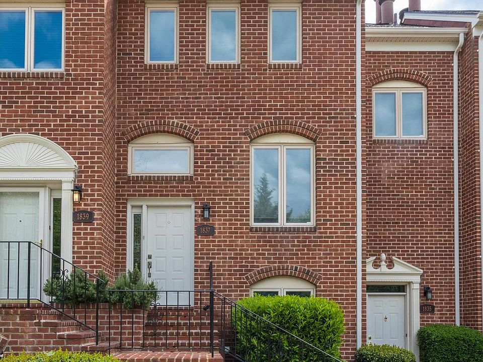1st image of 1837 N Uhle St #1