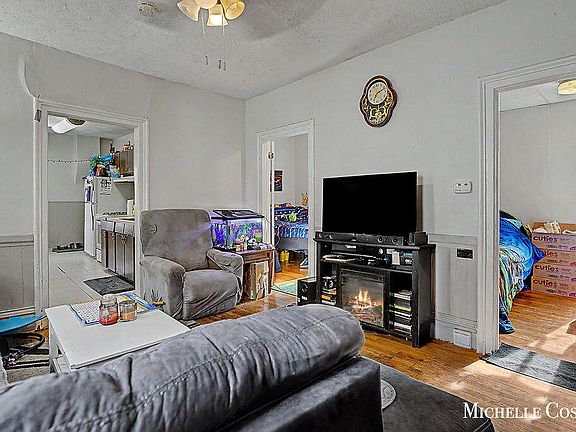 3rd image of 825 Crosby St NW