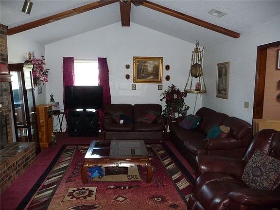 LARGE LIVING ROOM WITH FIRE PLACE