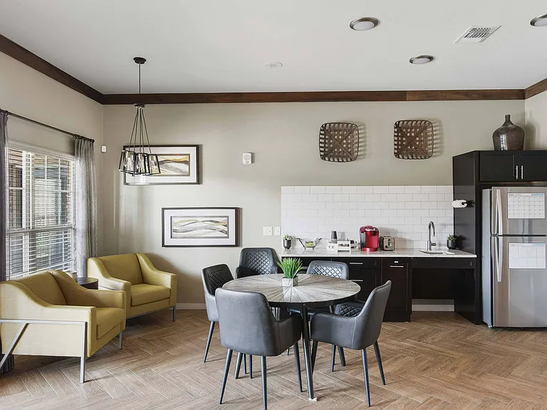 Icon Apartments — Photo 12