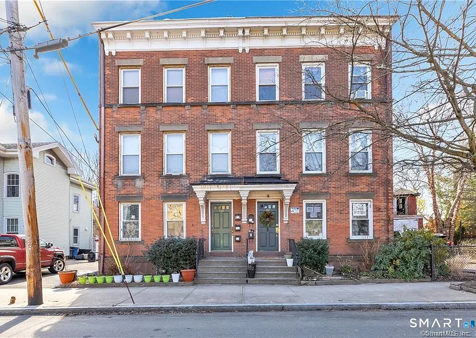 100 Lyon St