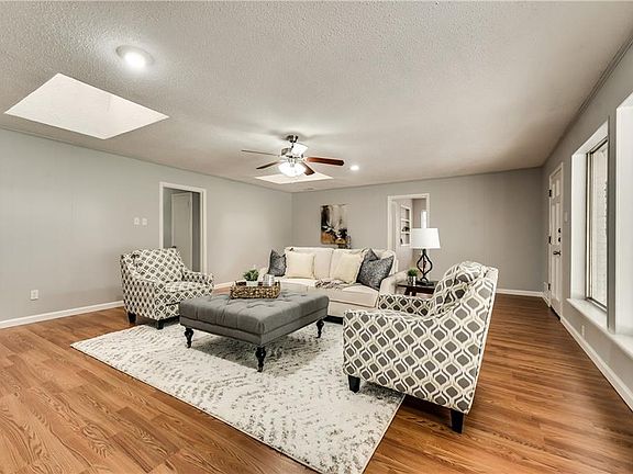 2nd image of 913 Kingsbridge Dr