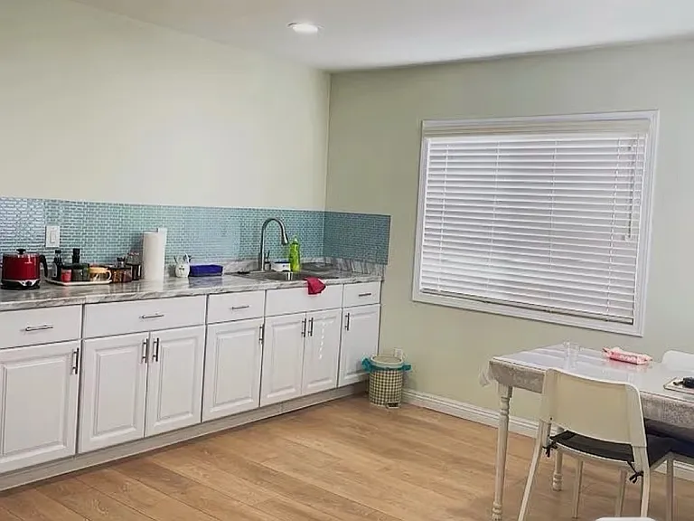 329 N Ardmore Ave — Photo 2