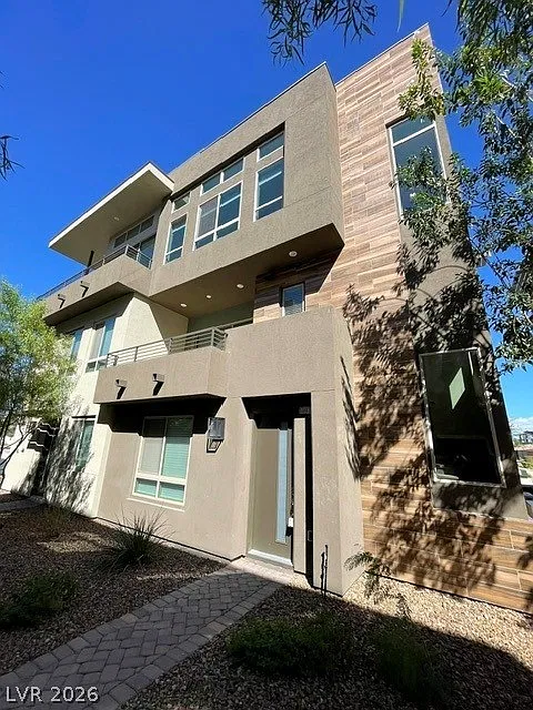 3 bed, 2.5 bath, 2436 sqft, $5,200 — Photo 1