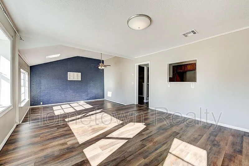 3 bed, 2.0 bath, 1282 sqft, $1,395 — Photo 4