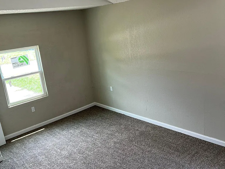1021 Holly Ln — Photo 5