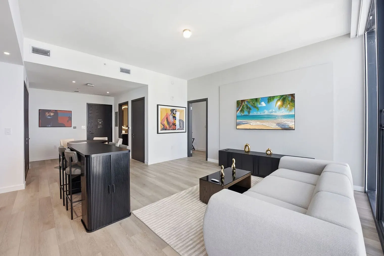 1 bed, 1.0 bath, 893 sqft, $6,230 — Photo 3
