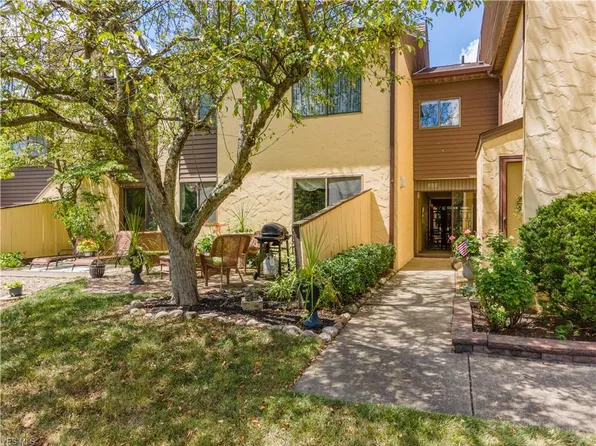 869 Hampton Ridge Dr, Akron, OH 44313